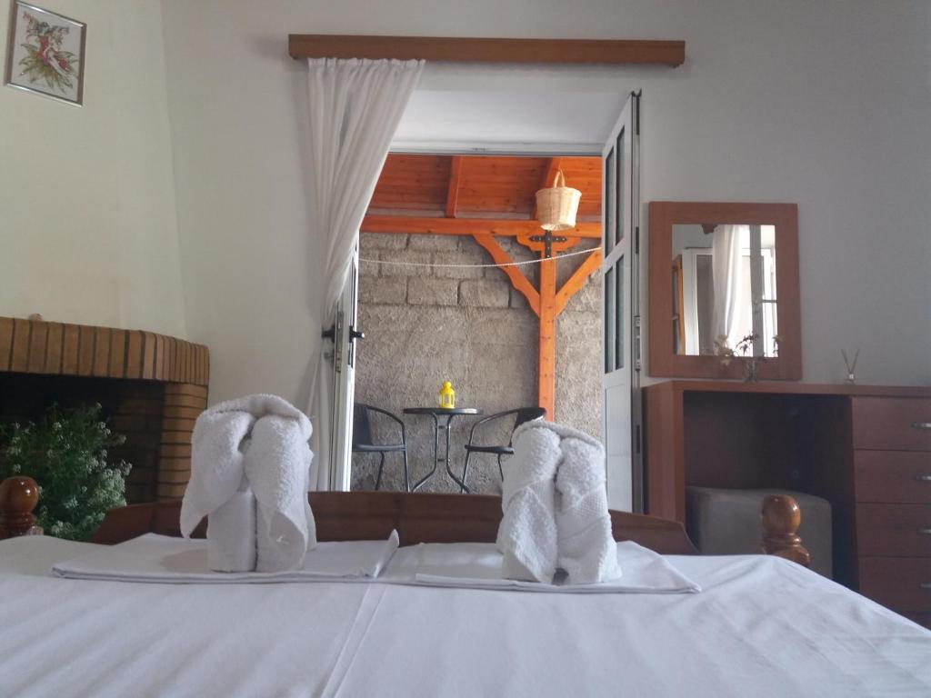 1 dormitorio con 2 toallas de elefante en una cama en Sunset Guest house, en Himare