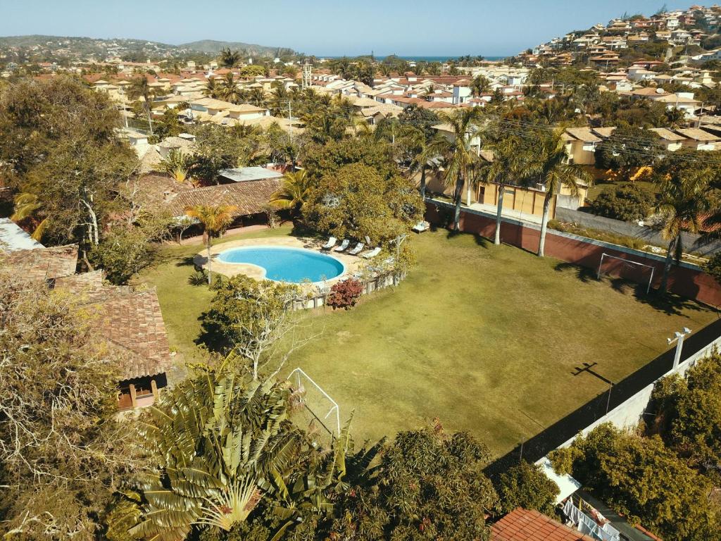 uma vista aérea de um pátio com piscina em Pousada Kailani em Búzios