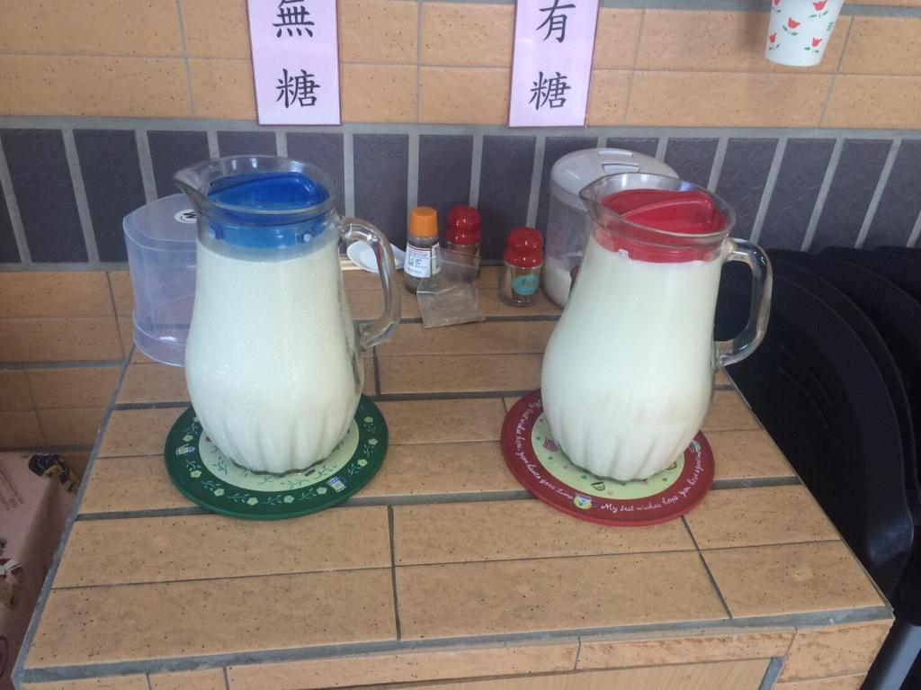 大義村的住宿－香魚之家，两个牛奶容器坐在柜台上