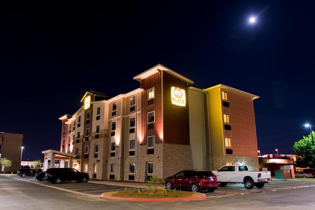 een hotel met auto's geparkeerd op een parkeerplaats bij My Place Hotel-Amarillo West/Medical Center, TX in Amarillo