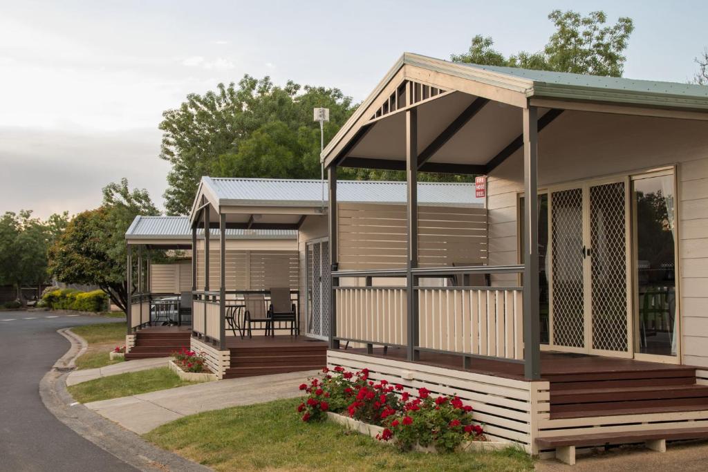 フランクストンにあるBIG4 Mornington Peninsula Holiday Parkの車道に停まった二戸の移動住宅