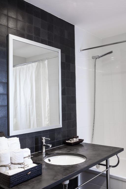 un baño con lavabo y espejo en Hotel Alcatruz, en Aljezur