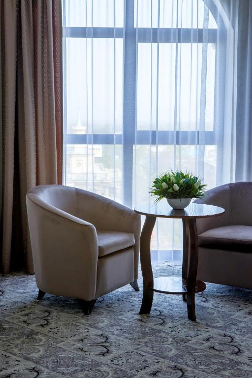 Posezení v ubytování Plaza Hotel Bishkek