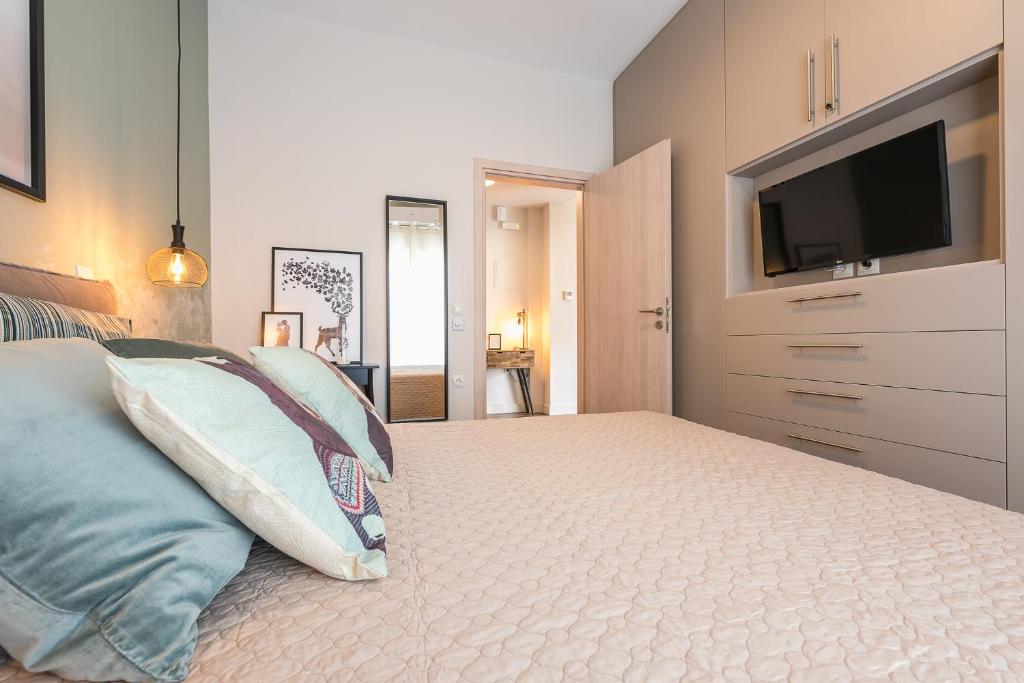 Postel nebo postele na pokoji v ubytování "SunBow Olive"- Boutique Apartment in Dowtown Athens