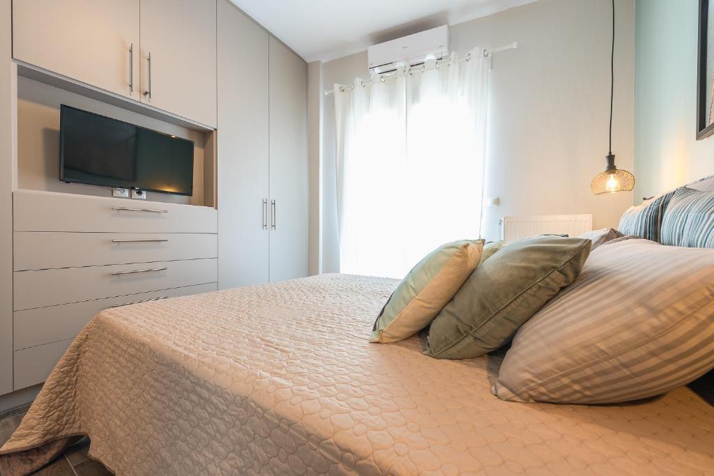 Postel nebo postele na pokoji v ubytování "SunBow Olive"- Boutique Apartment in Dowtown Athens