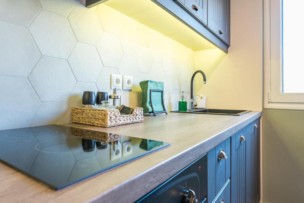 Kuchyň nebo kuchyňský kout v ubytování "SunBow Olive"- Boutique Apartment in Dowtown Athens