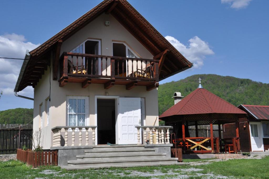 Casa pequeña con balcón y cenador en Casuta -Maria-Kisház, en Sovata