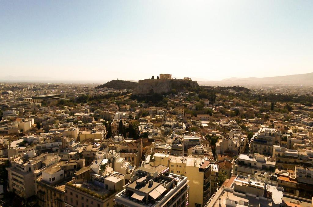 Blick auf eine Stadt mit einem Schloss auf einem Hügel in der Unterkunft Athens' heart Syntagma metro apartment in Athen