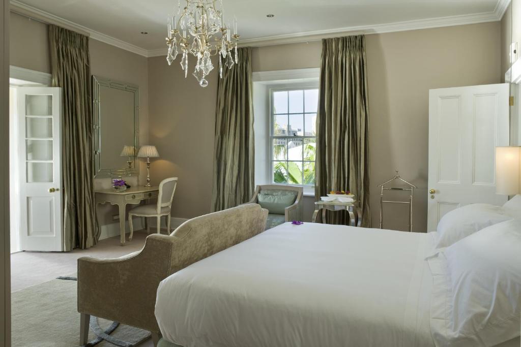 Dock House Boutique Hotel and Spa by NEWMARK客房内的一张或多张床位