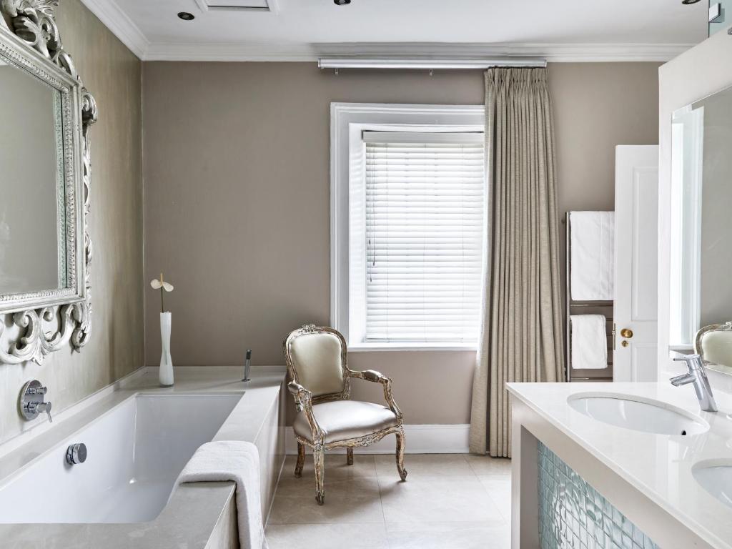 Dock House Boutique Hotel and Spa by NEWMARK的一间浴室