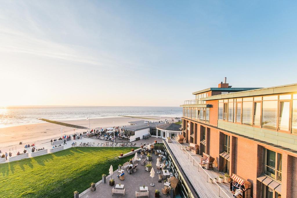 an aerial view of a beach and a building at Hotel Haus am Meer in Norderney