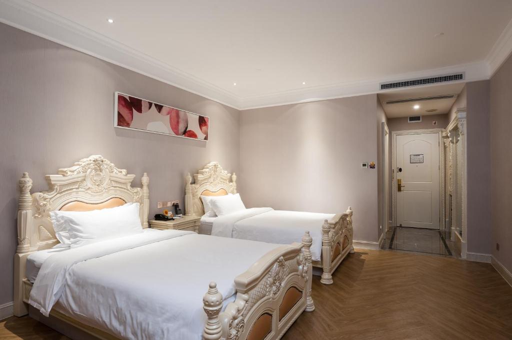 Postel nebo postele na pokoji v ubytování Nan Yang Royal Hotel
