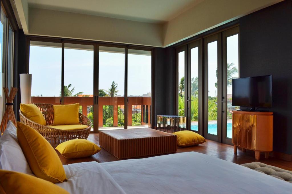 TV a/nebo společenská místnost v ubytování TS SUITES Seminyak Bali