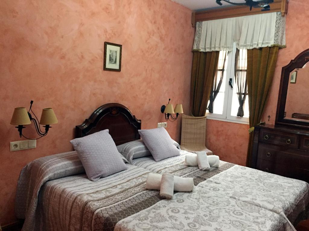 ロンダにあるApartamento Molino Rondaのベッドルーム1室(ベッド1台、タオル2枚付)