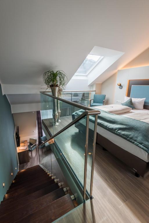 Postel nebo postele na pokoji v ubytování Stadthotel Freiburg Kolping Hotels & Resorts