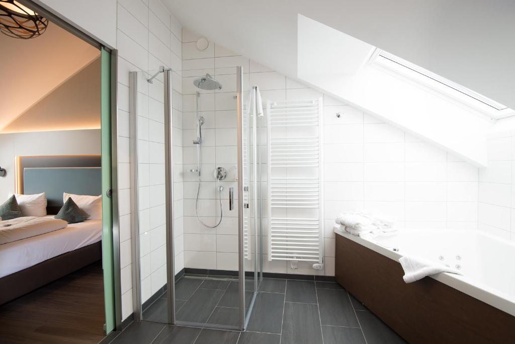 Postel nebo postele na pokoji v ubytování Stadthotel Freiburg Kolping Hotels & Resorts