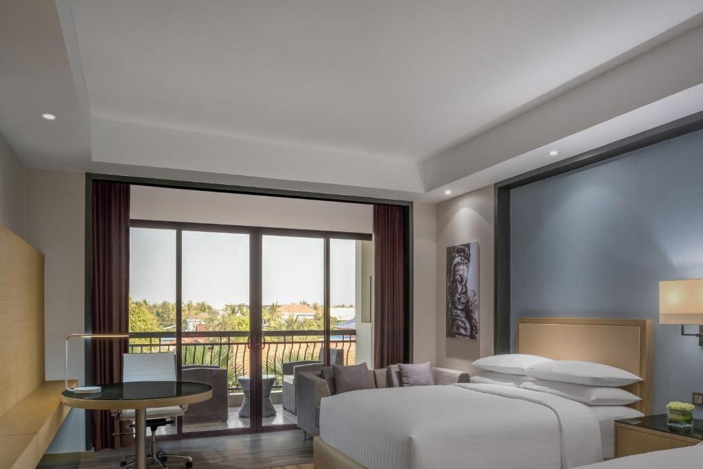 Postel nebo postele na pokoji v ubytování Courtyard by Marriott Siem Reap Resort