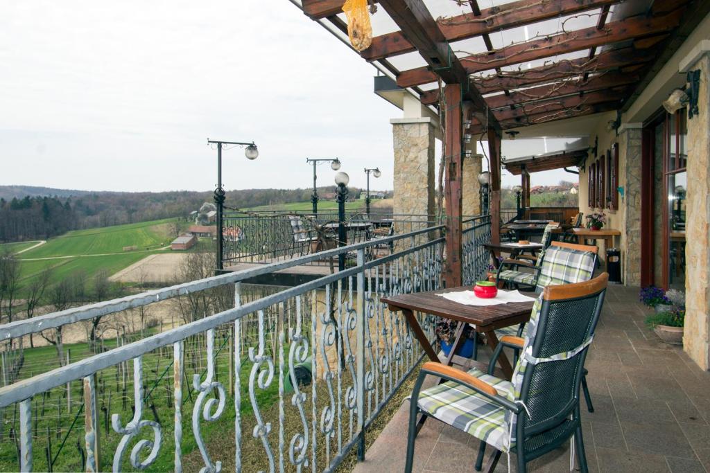 Balkón nebo terasa v ubytování Tourism Tompa