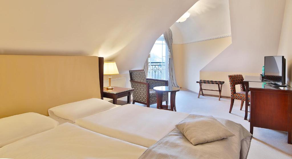 Łóżko lub łóżka w pokoju w obiekcie Sun Palace Wellness Hotel