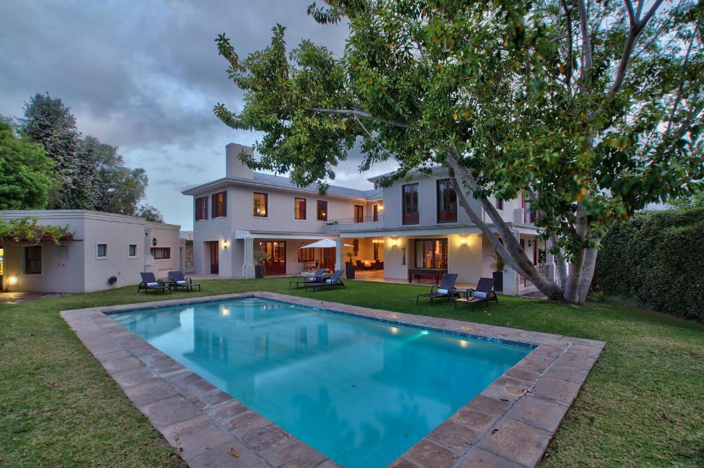 una grande piscina di fronte a una casa di Nova Constantia Boutique Residence a Città del Capo