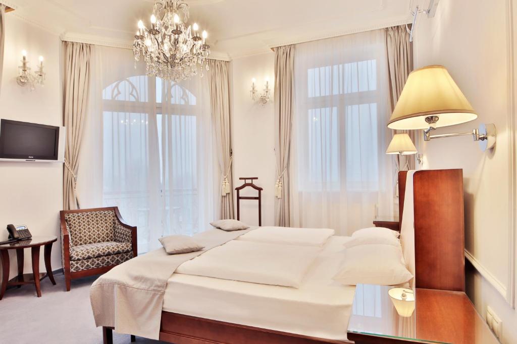 Łóżko lub łóżka w pokoju w obiekcie Sun Palace Wellness Hotel