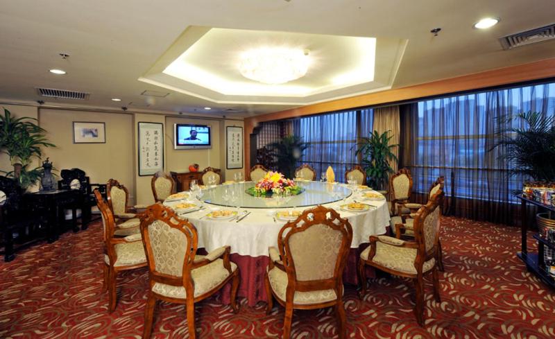 强强北京国际商务酒店的电视和/或娱乐中心