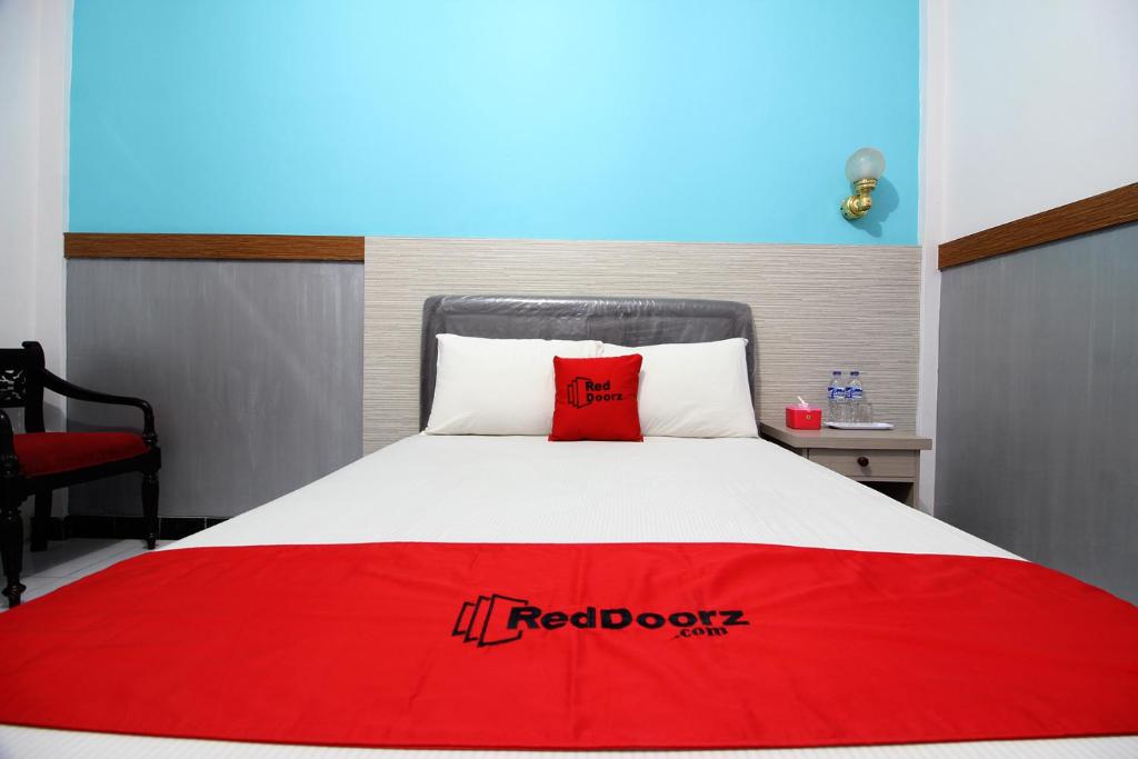 Postel nebo postele na pokoji v ubytování RedDoorz Plus Syariah near Lempuyangan Station 3