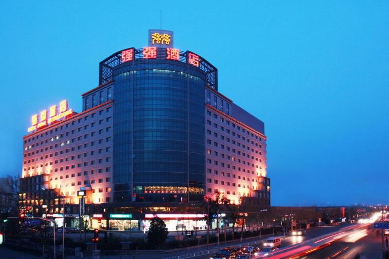un gran edificio con un cartel encima en Super House International, en Beijing