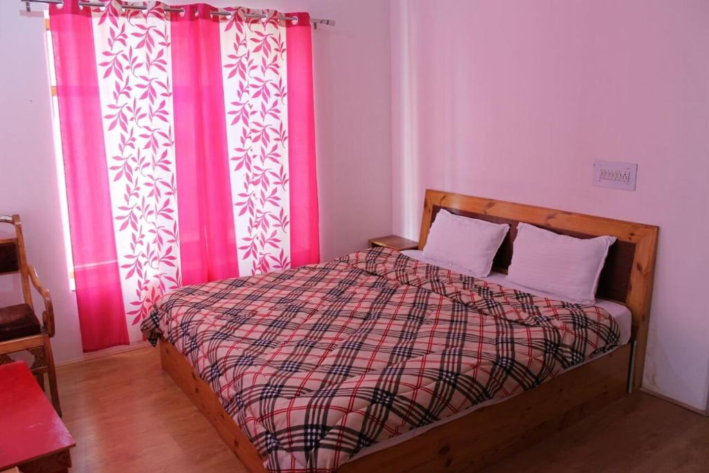 Postel nebo postele na pokoji v ubytování Lhachik Guest House
