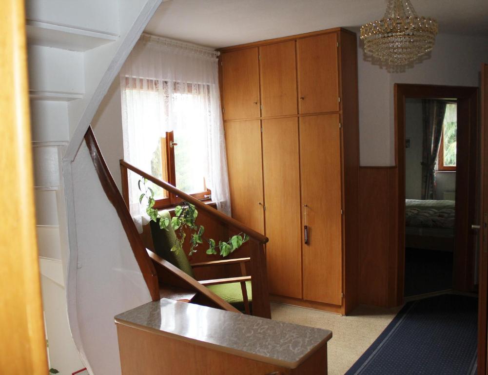 ein Zimmer mit einer Treppe und einem Schrank mit einer Pflanze in der Unterkunft Green Corner Nürburg in Nürburg