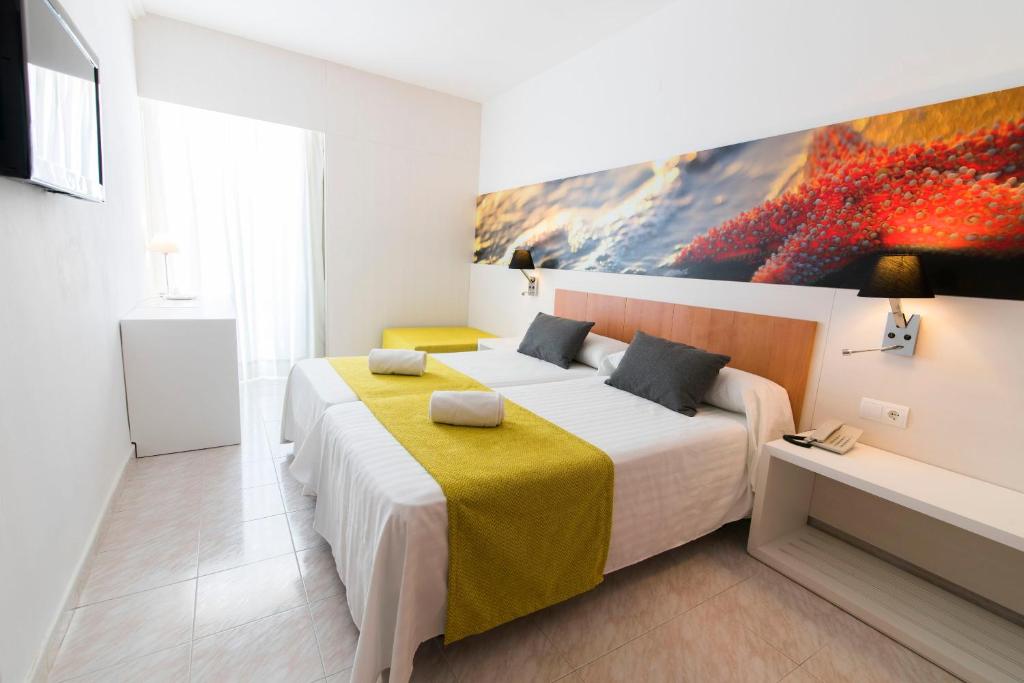 Postel nebo postele na pokoji v ubytování azuLine Hotel Pacific