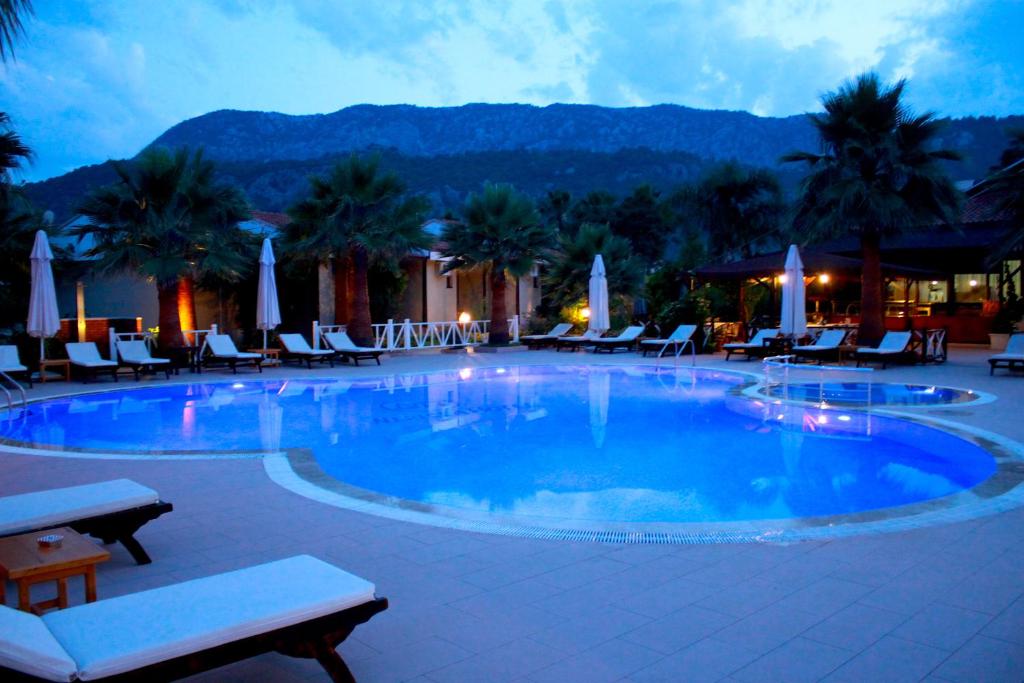 Bazén v ubytování Nerissa Hotel nebo v jeho okolí