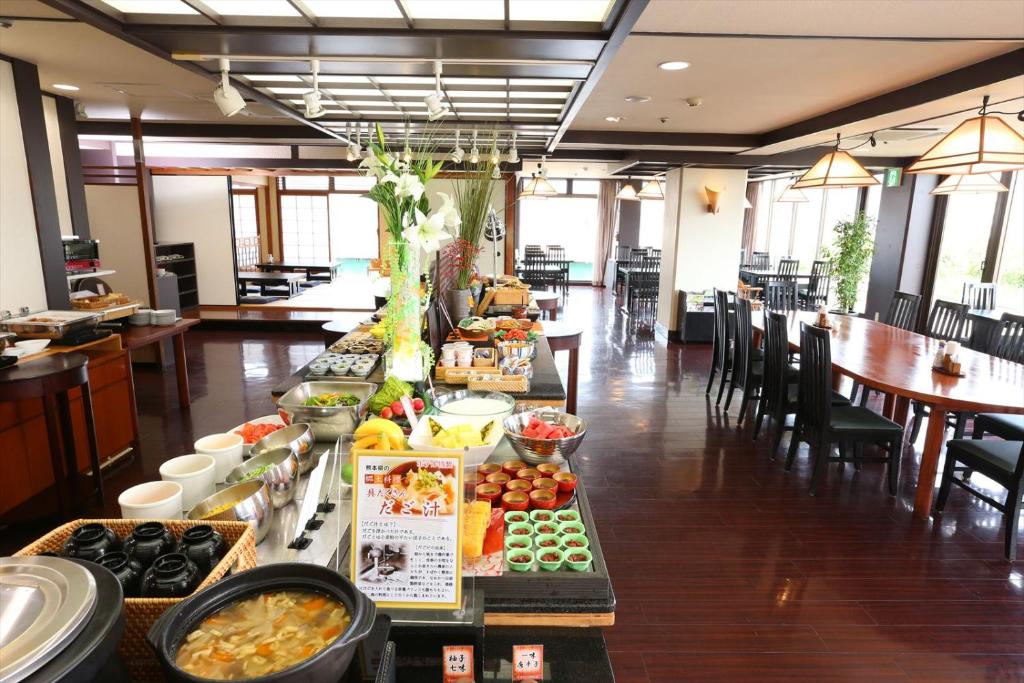 een buffet met eten in een restaurant met tafels en stoelen bij Hotel Hokke Club Kumamoto in Kumamoto