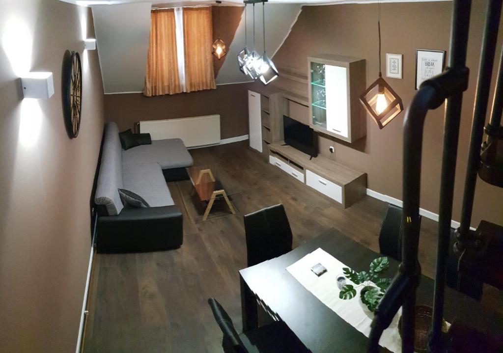 salon z kanapą i stołem w obiekcie Center Apartment Čakovec w mieście Čakovec