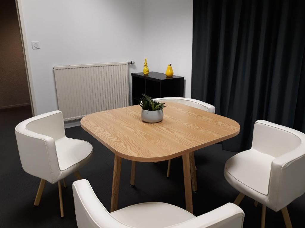 Posezení v ubytování Kyriad Hotel Brest