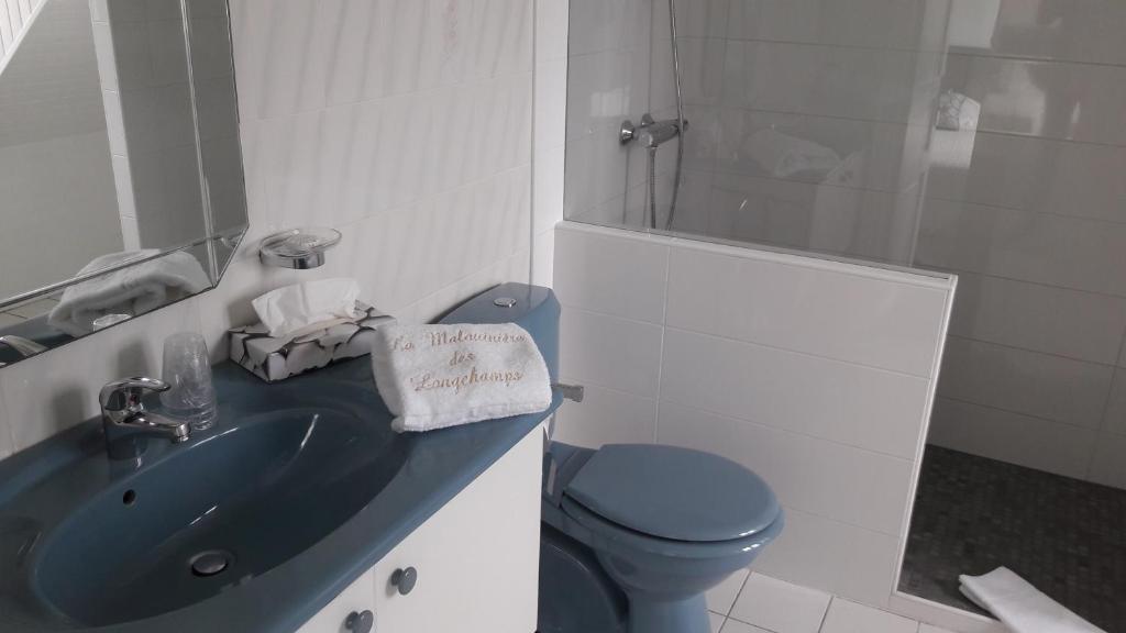 A bathroom at Hotel Spa La Malouini&egrave;re Des Longchamps - Saint-Malo