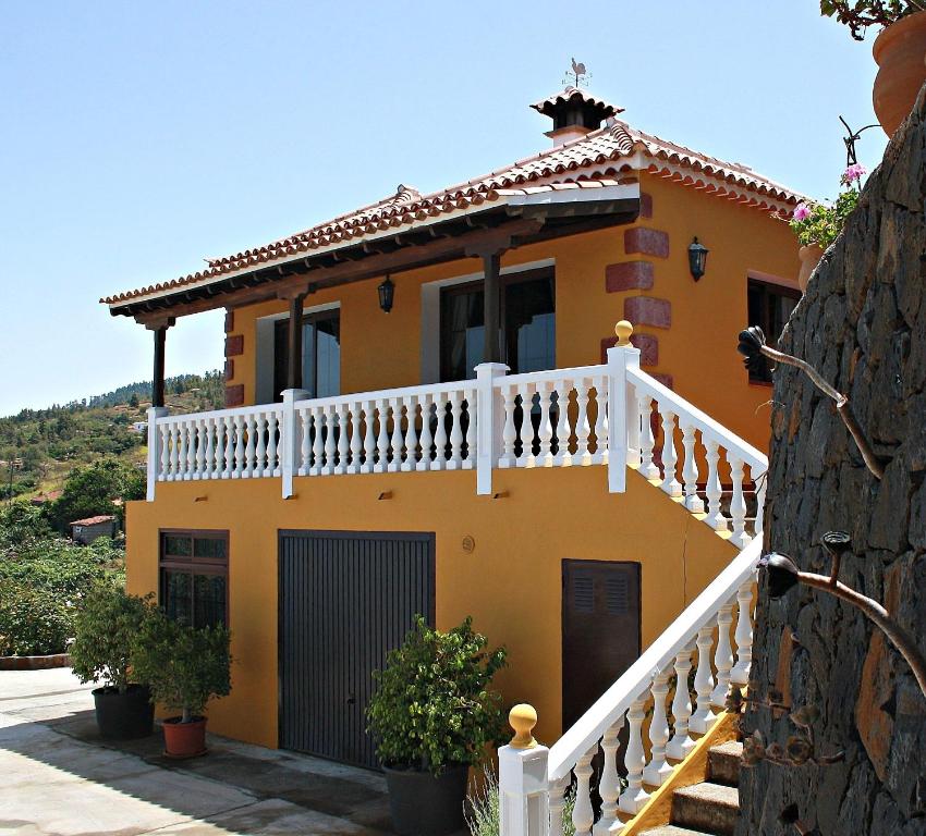 プンタゴルダにあるLa Casita de Anaの黄色の家