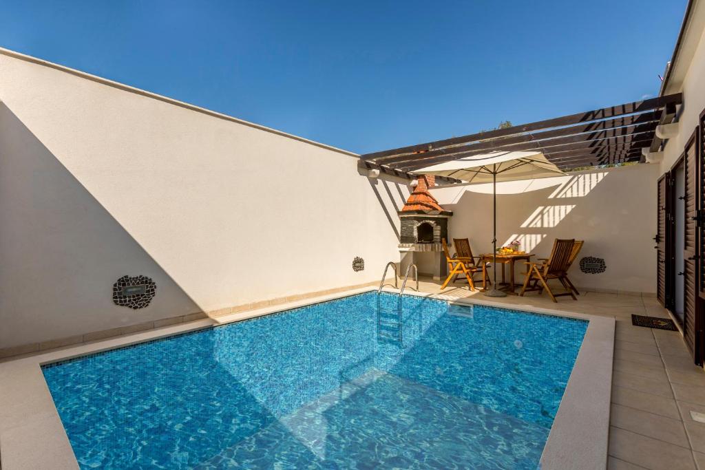 una piscina en la azotea de una casa en Villa Palanga, en Trogir