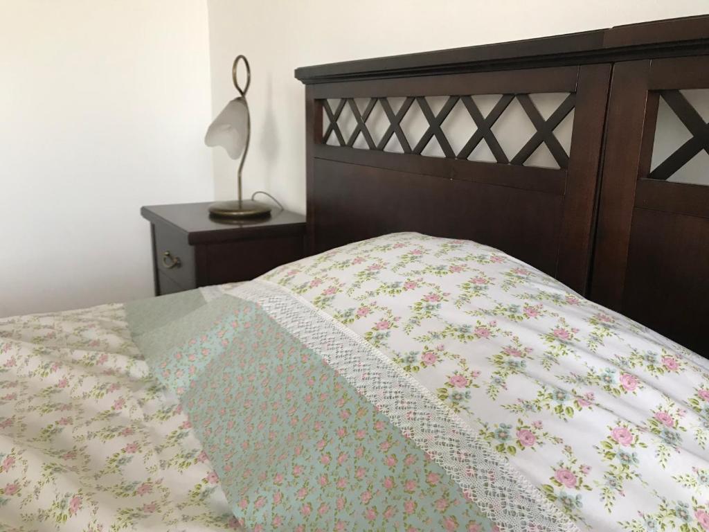 ein Schlafzimmer mit einem Bett mit einer Decke darauf in der Unterkunft Apartament Rodzinny S10 in Kalisz