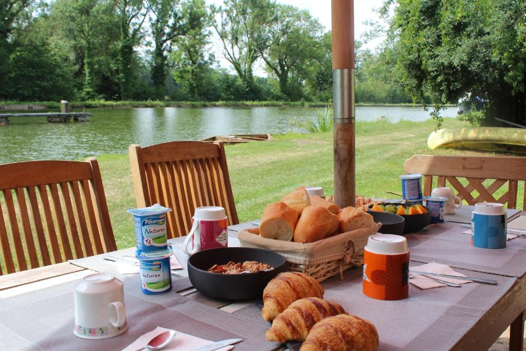 Les Rues-des-Vignes的住宿－La chaumière du Tordoir，一张桌子,上面放着面包和糕点