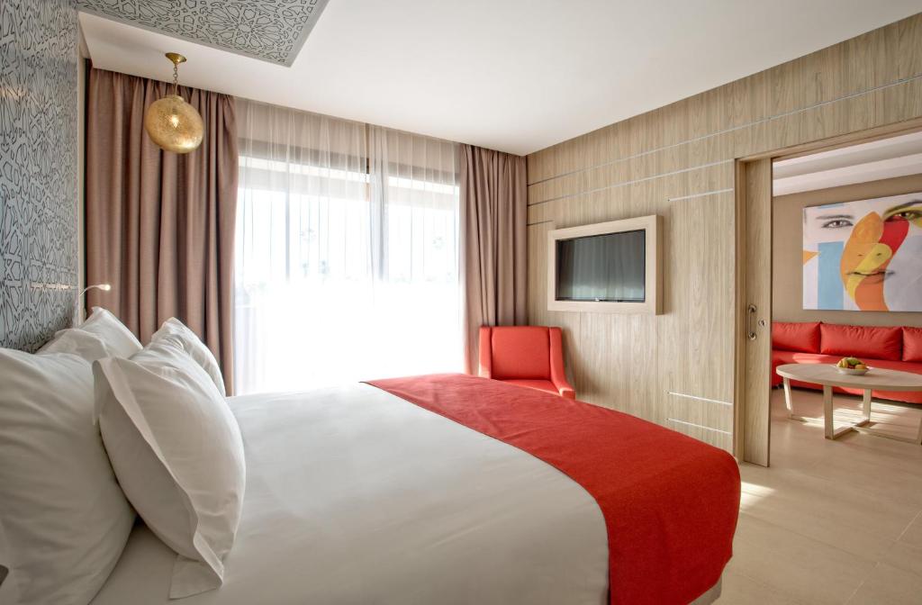 Postel nebo postele na pokoji v ubytování Be Live Collection Marrakech Adults Only All inclusive