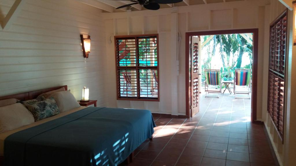 Tempat tidur dalam kamar di Bluff Beach Retreat