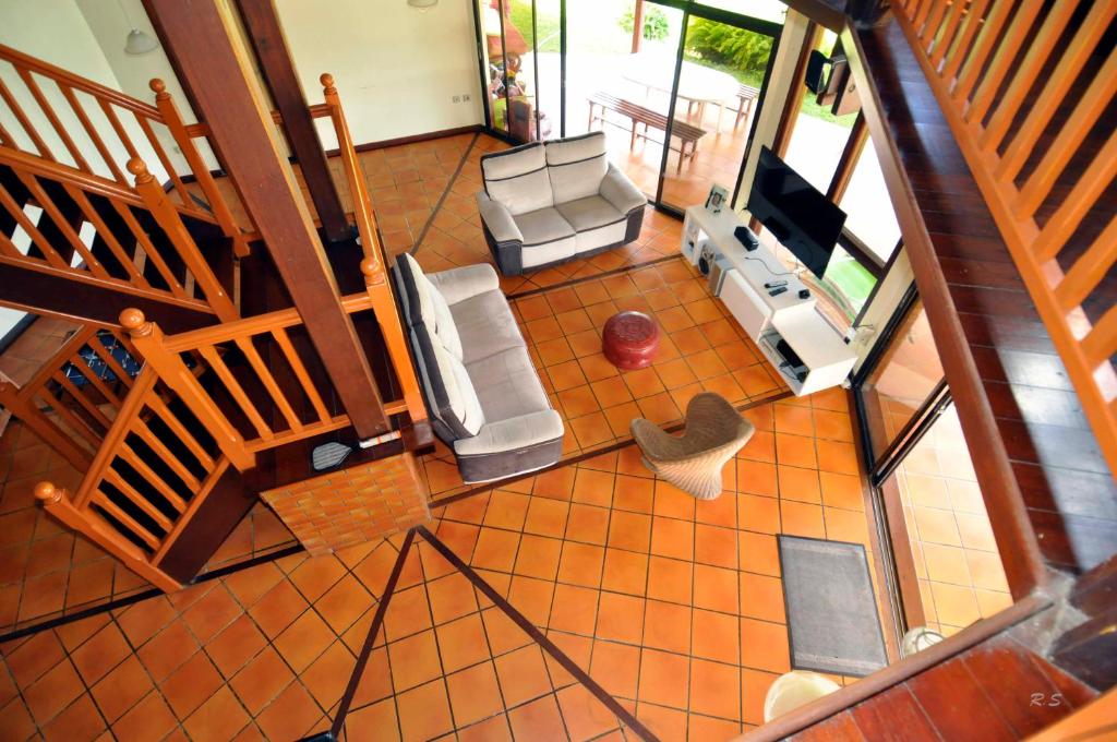 TV a/nebo společenská místnost v ubytování B&B Plage Des Raisiniers