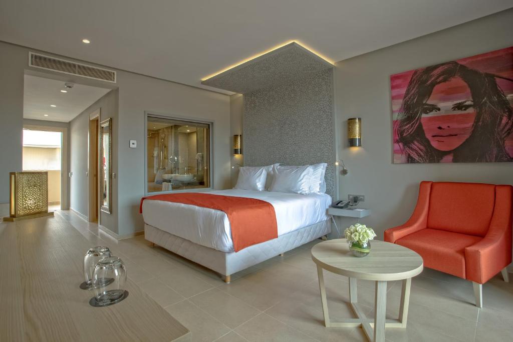 Postel nebo postele na pokoji v ubytování Be Live Collection Marrakech Adults Only All inclusive