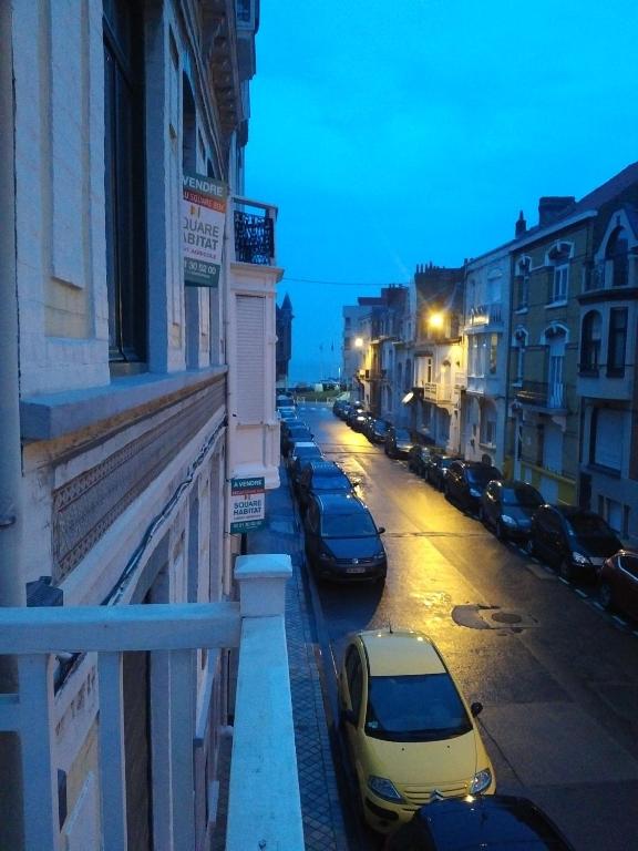 une voiture jaune garée dans une rue à côté des bâtiments dans l'établissement meublé saisonnier plage, à Dunkerque