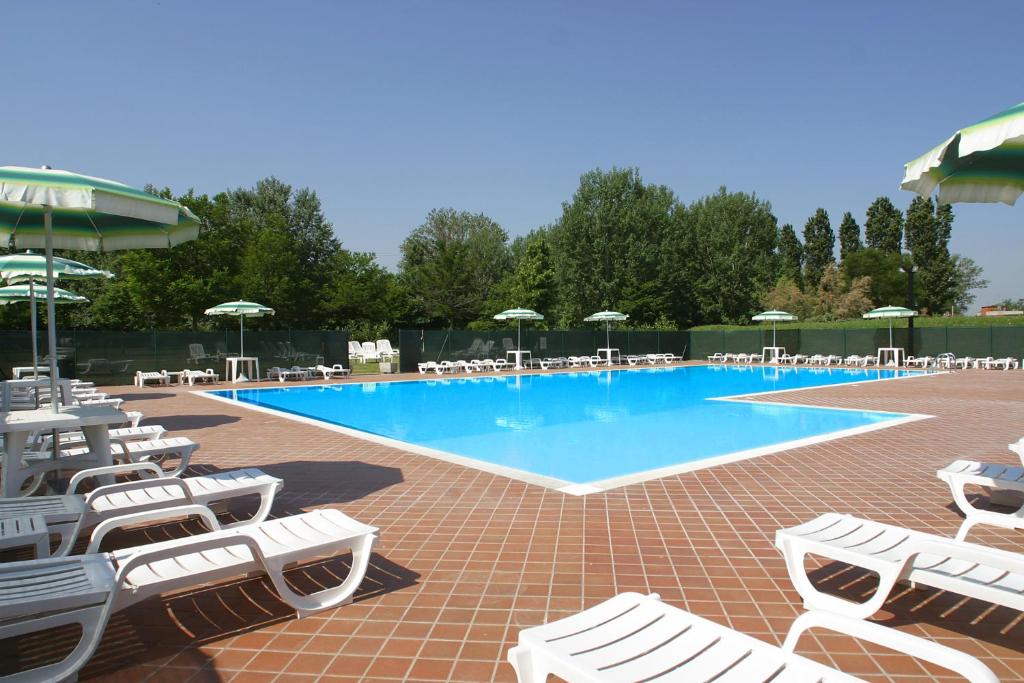 Bazén v ubytovaní Centro Turistico Città di Bologna alebo v jeho blízkosti