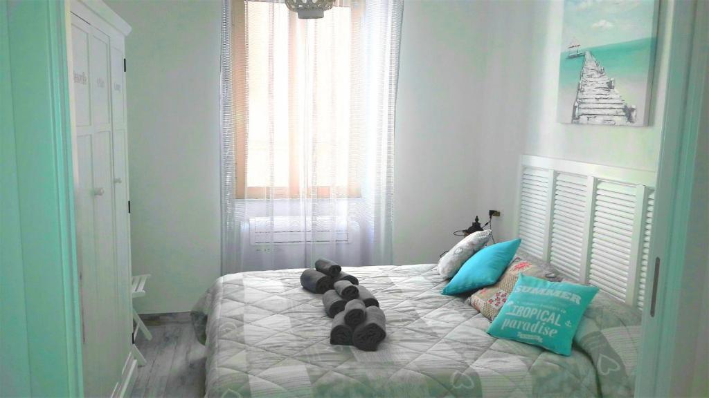 A bed or beds in a room at Aurora: Beach-5 Terre-trekking-excursions-relax