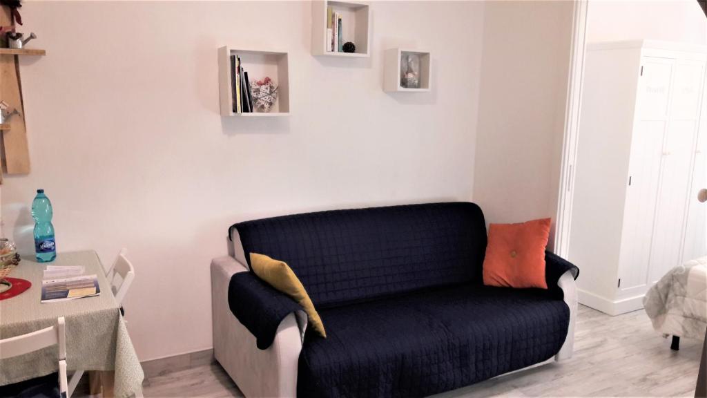 A seating area at Aurora: Beach-5 Terre-trekking-excursions-relax