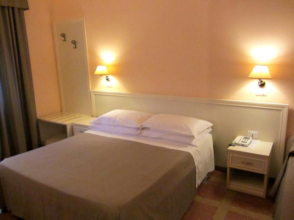 Postel nebo postele na pokoji v ubytování Hotel Ausonia