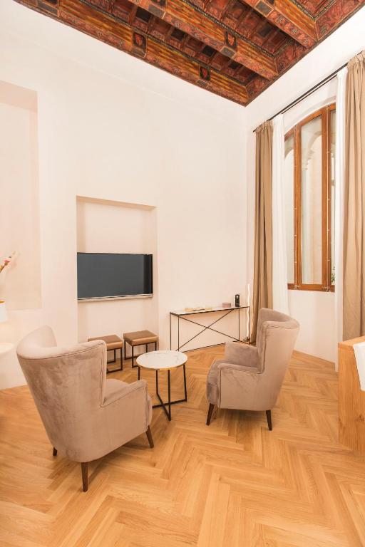 a living room with two chairs and a tv at ICON Rosetó in Palma de Mallorca